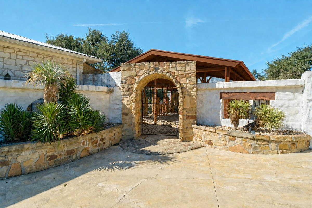 340 Barton Ranch Rd — exterior