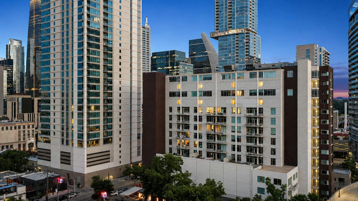 800 W 5th St #1004 — exterior