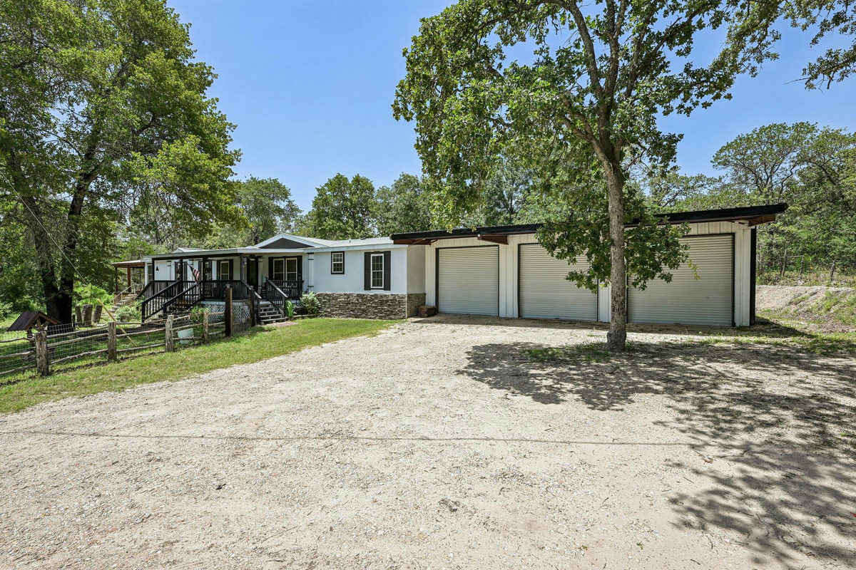 541 Hidden Oaks Dr — photo 2