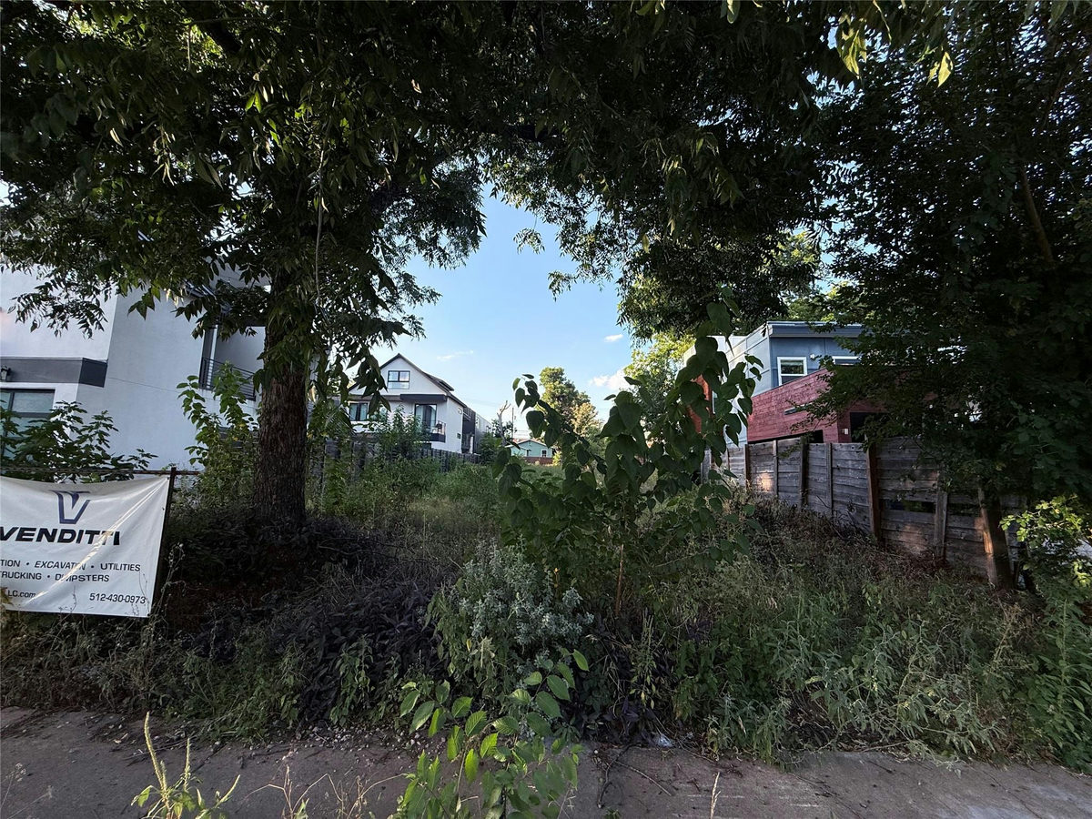 2512 E 4th St — exterior
