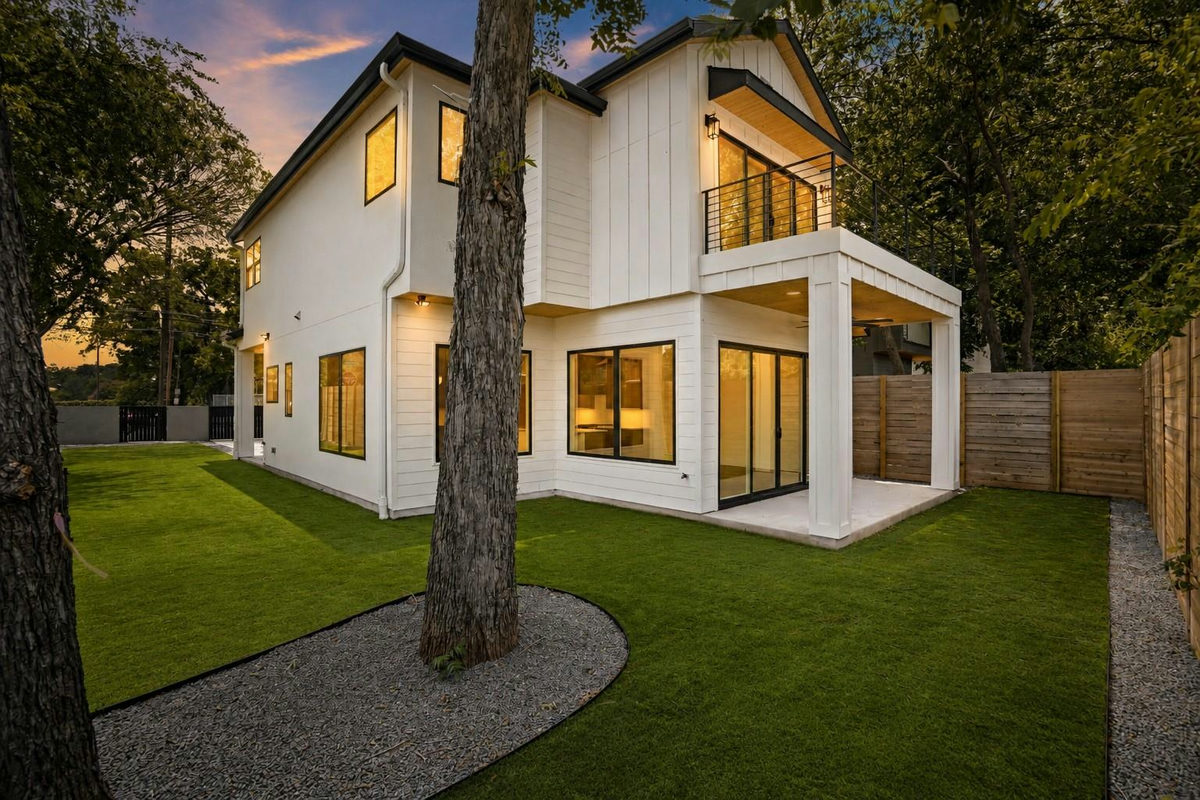 752 Pedernales St — photo 3