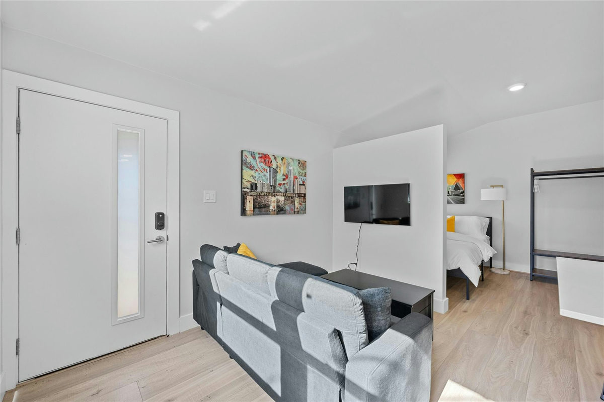 2201 Leon St — photo 5
