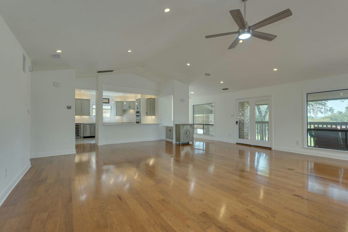 103 Crescent Bluff — photo 3