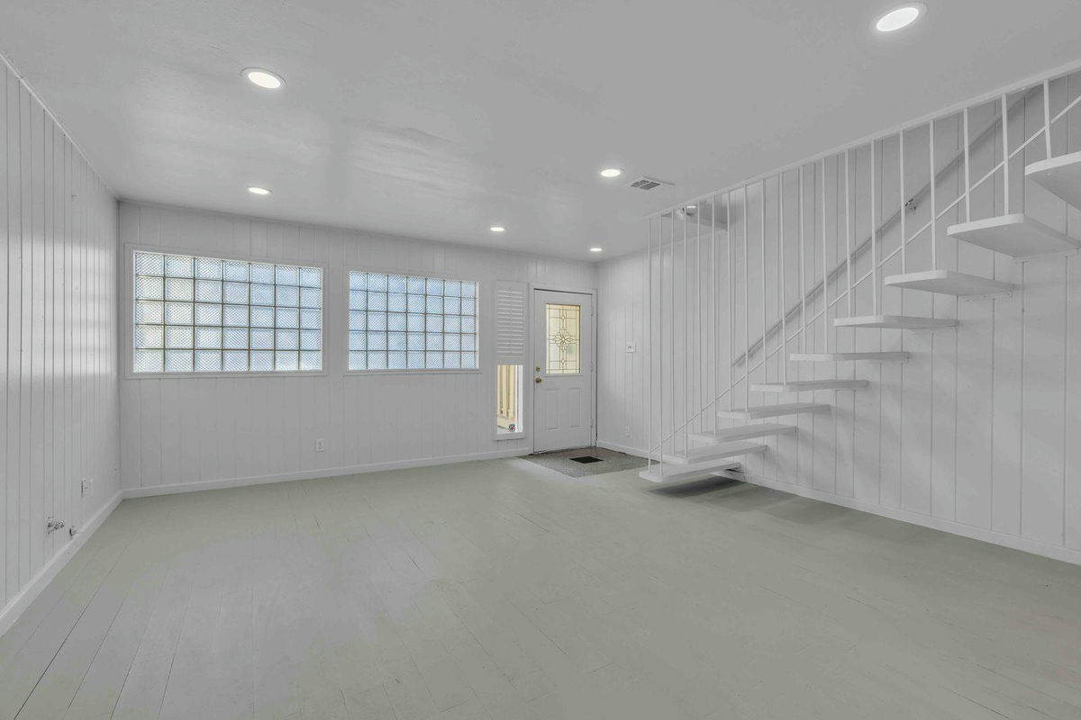 5210 Woodrow Ave — exterior