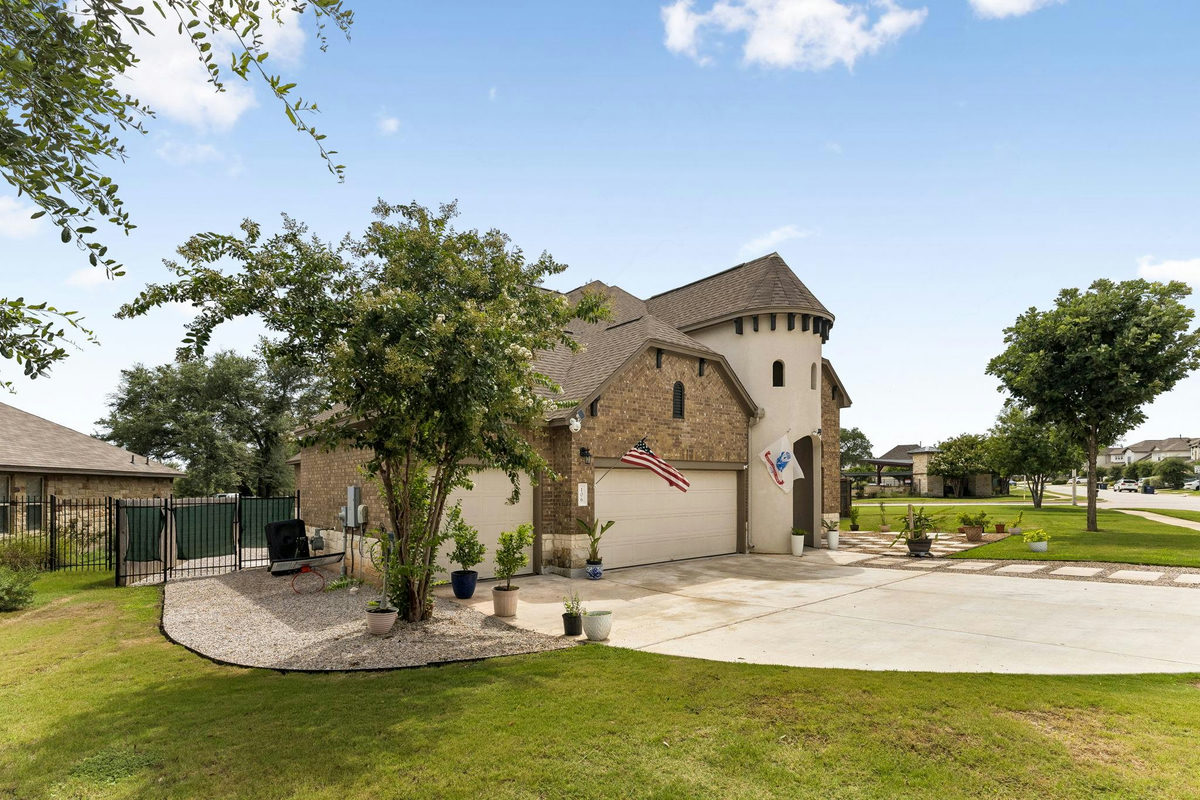 106 Groesbeck Ln — exterior