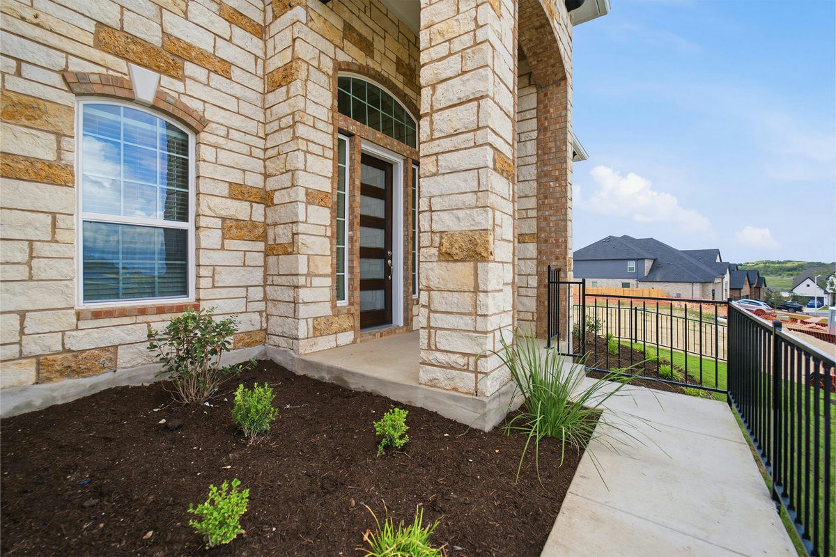 301 Ginger St — photo 2