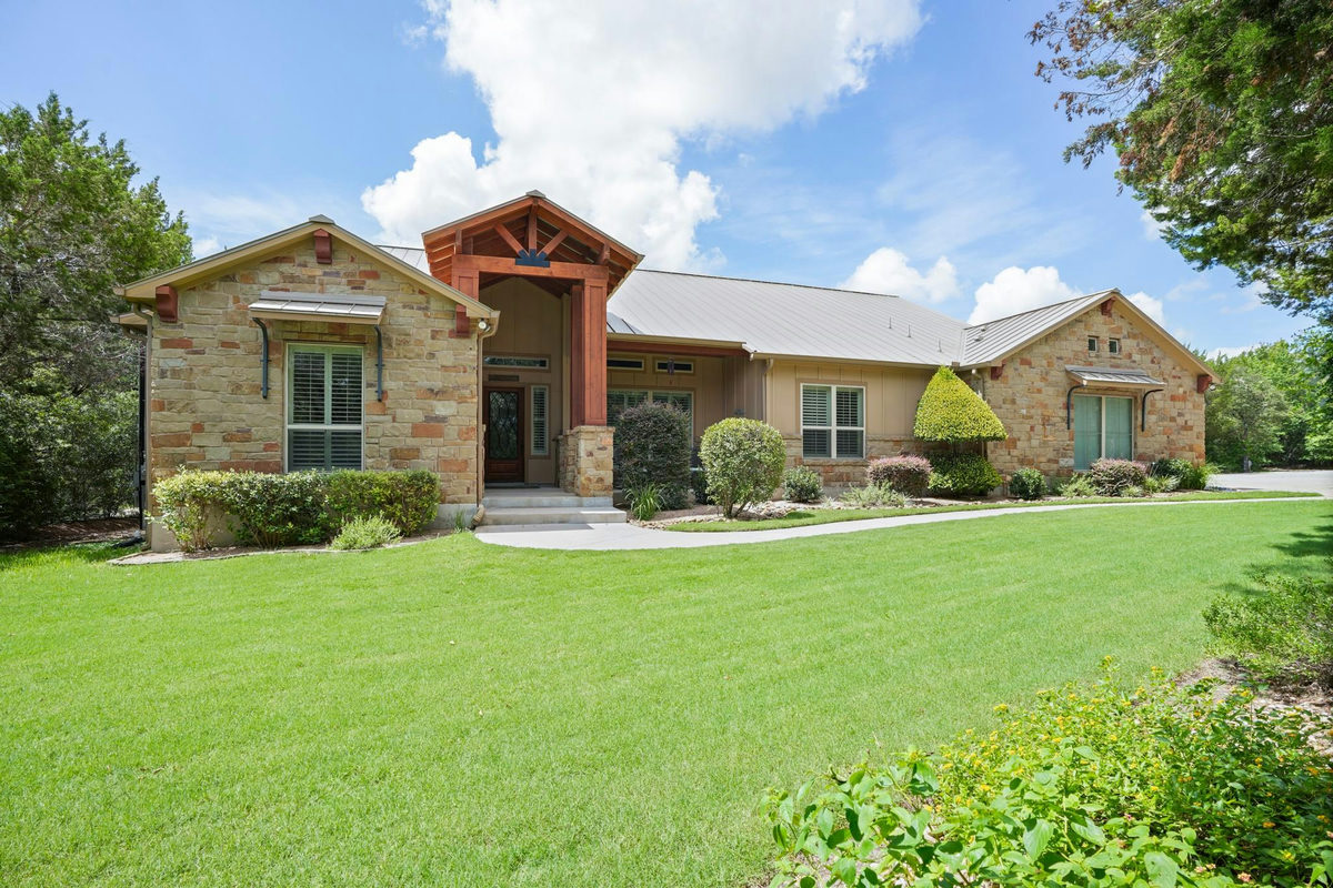 13901 FM 1826 — exterior