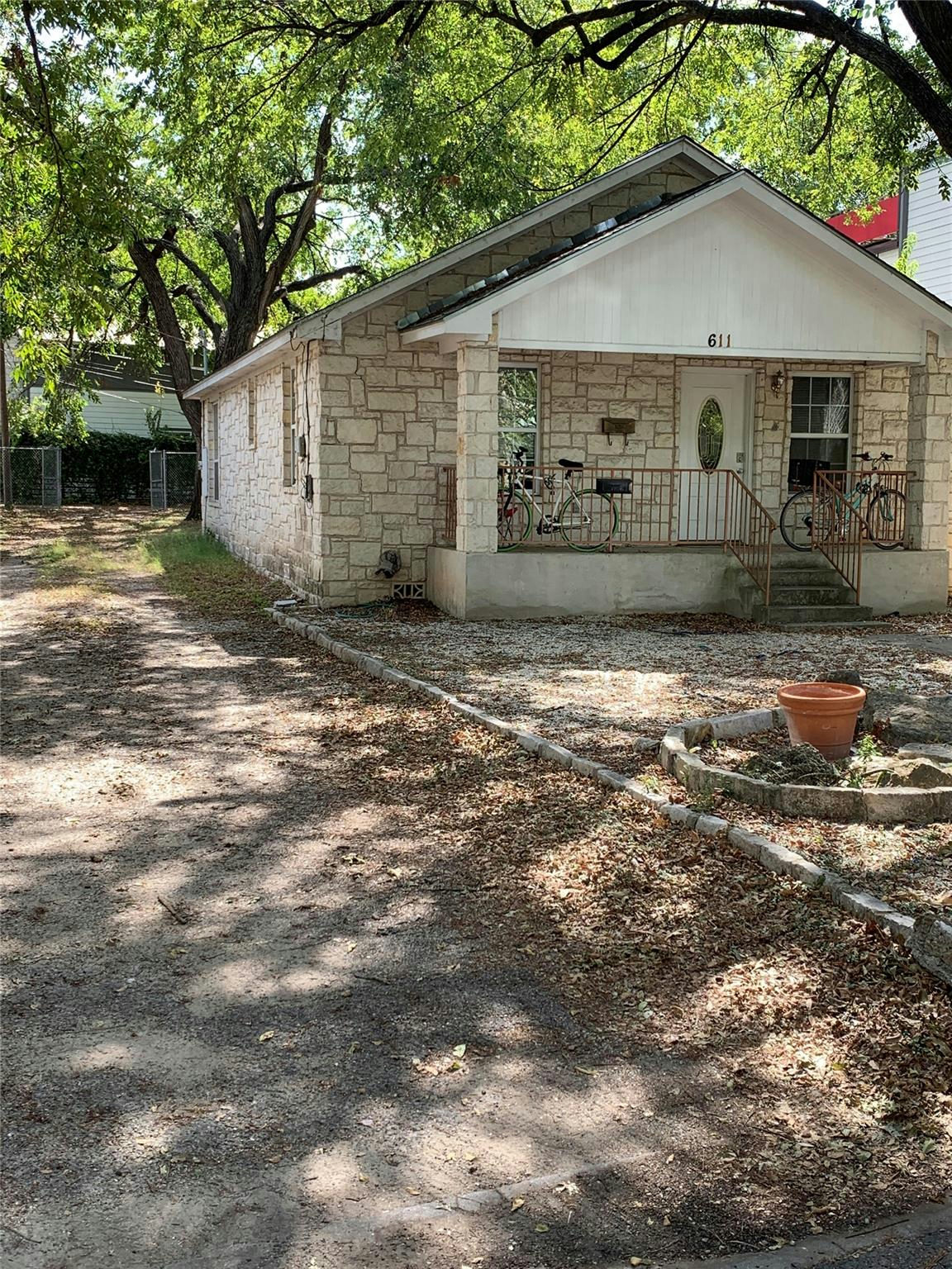 611 W Live Oak St — photo 2