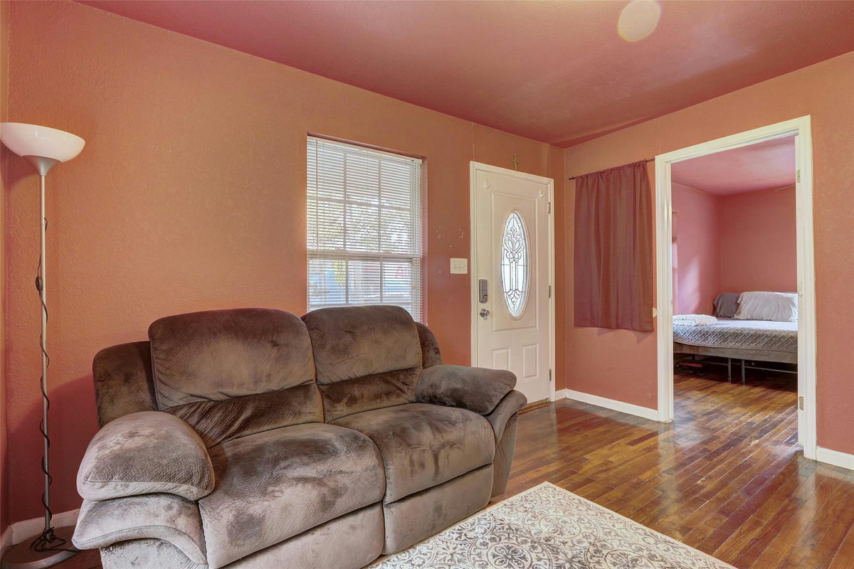 611 W Live Oak St — photo 3