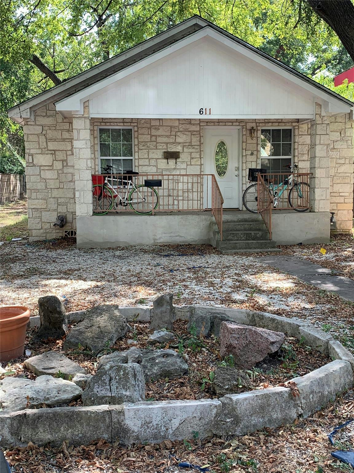 611 W Live Oak St — exterior
