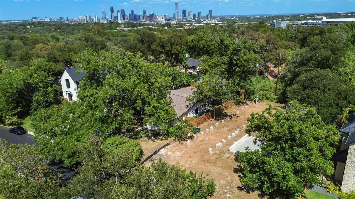 2320 Westoak Dr — exterior