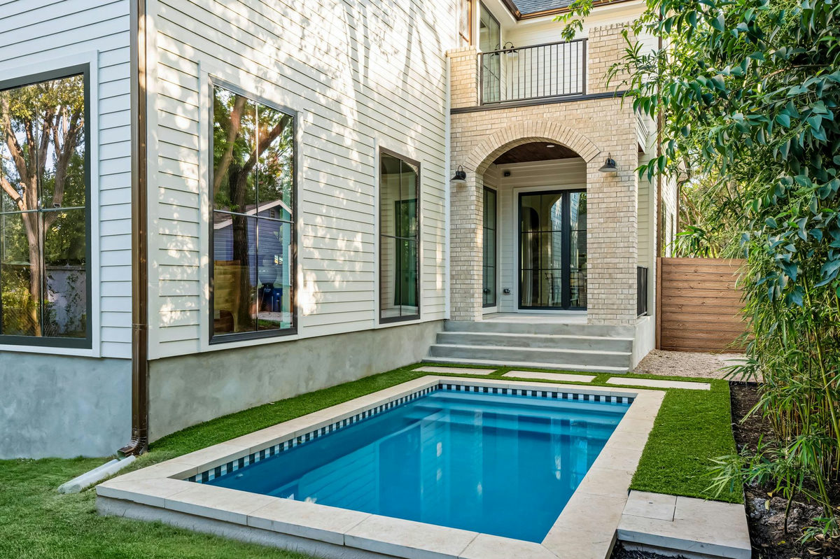 404 W 55th 1/2 St — exterior