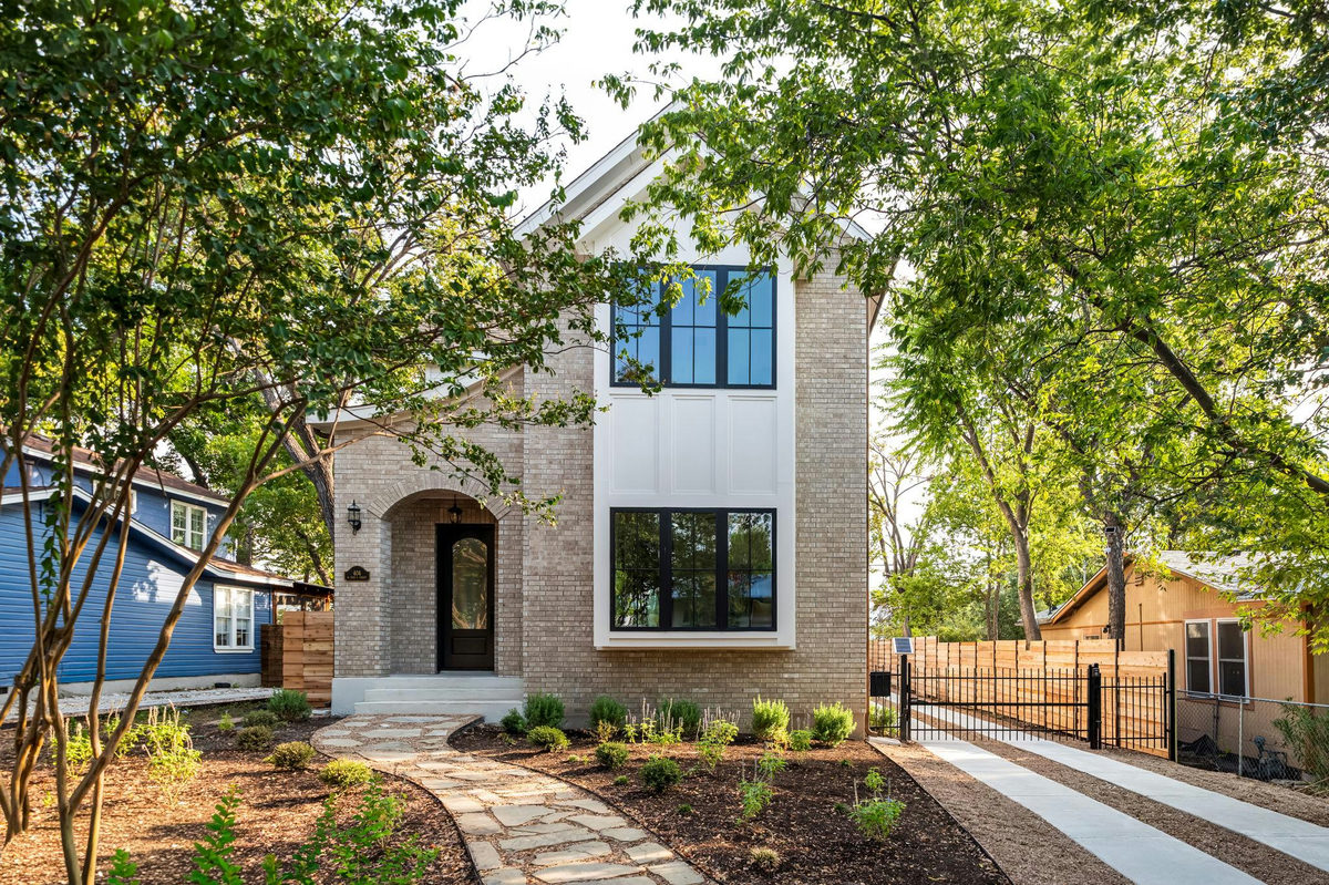 404 W 55th 1/2 St — exterior