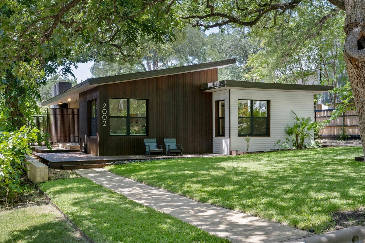 2002 Meadowbrook Dr — exterior