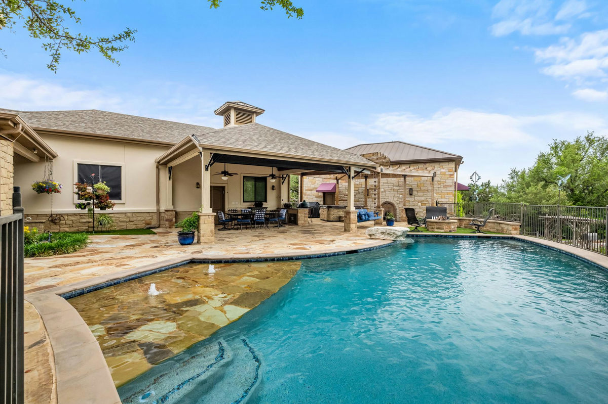 8815 Blazyk Dr — exterior