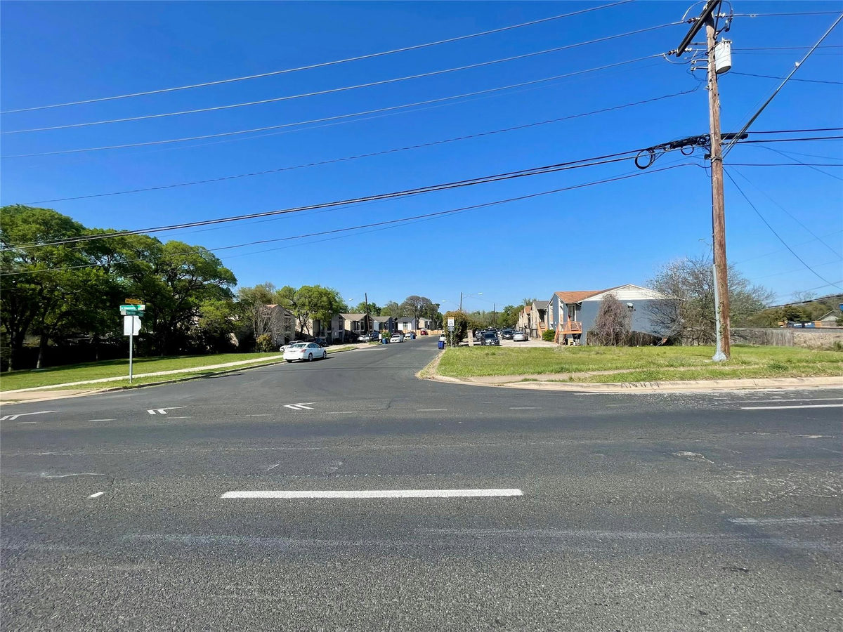 1700 W Stassney Ln — photo 3