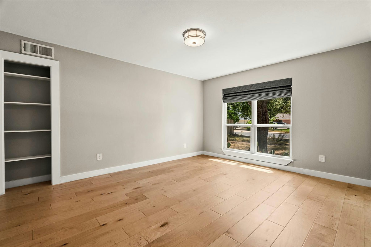 2600 Rogge Ln — photo 4