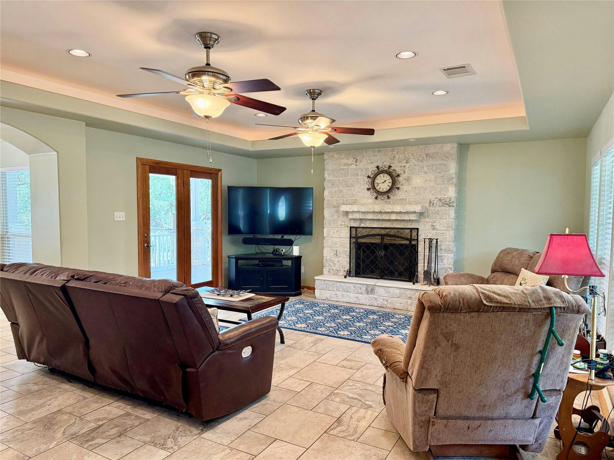 670 Woodland Dr — photo 3