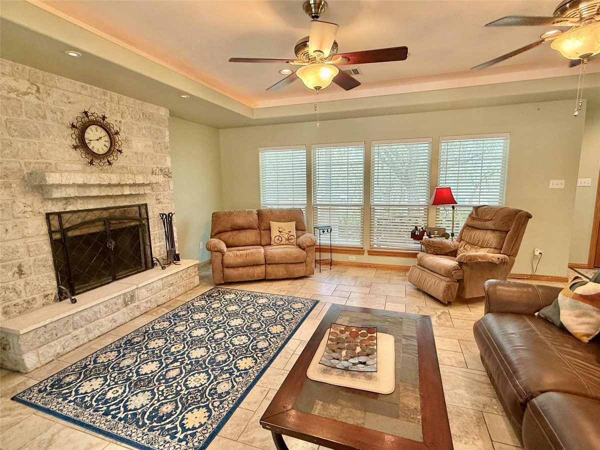 670 Woodland Dr — photo 2