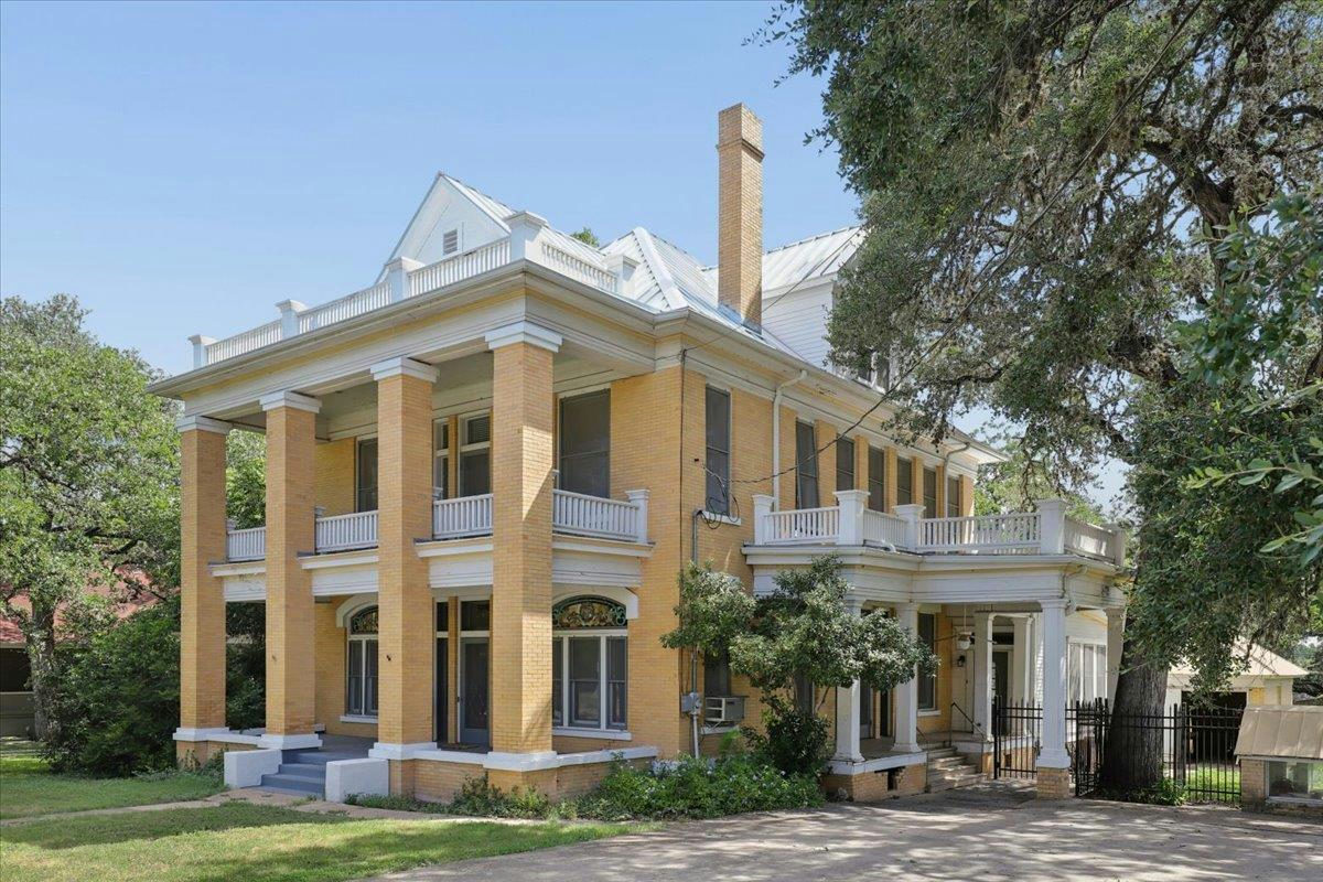 504 S Main St — exterior