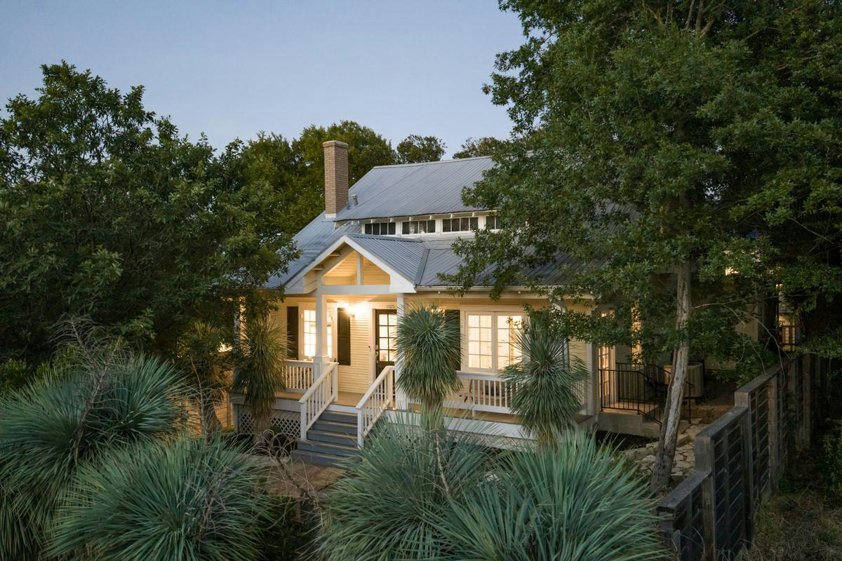 1105 Travis Heights Blvd — exterior