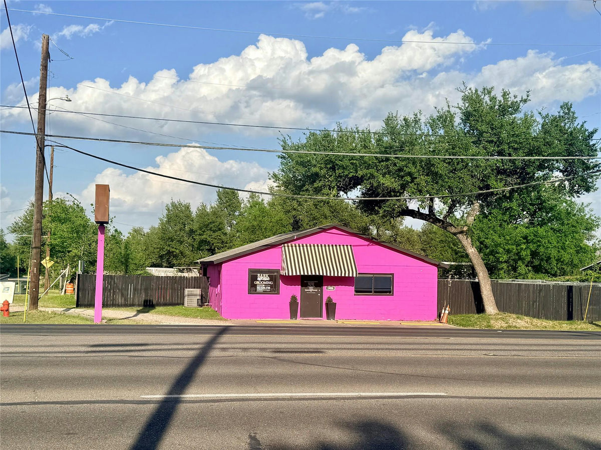 1406 N Bell Blvd — exterior