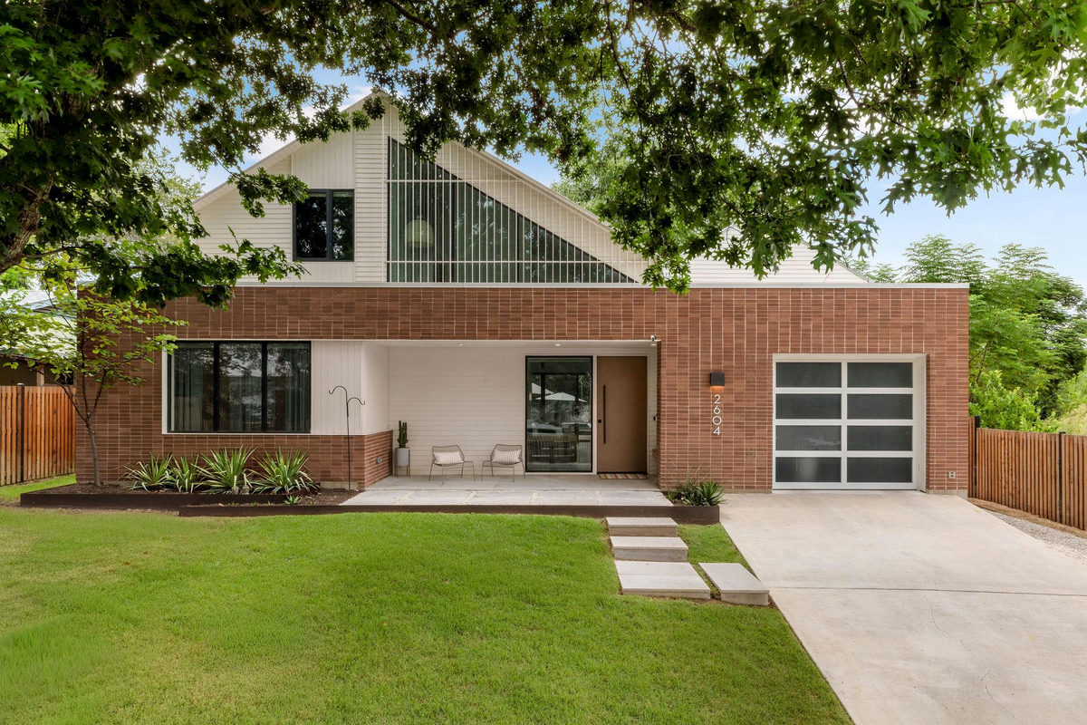 2604 Little John Ln — photo 2