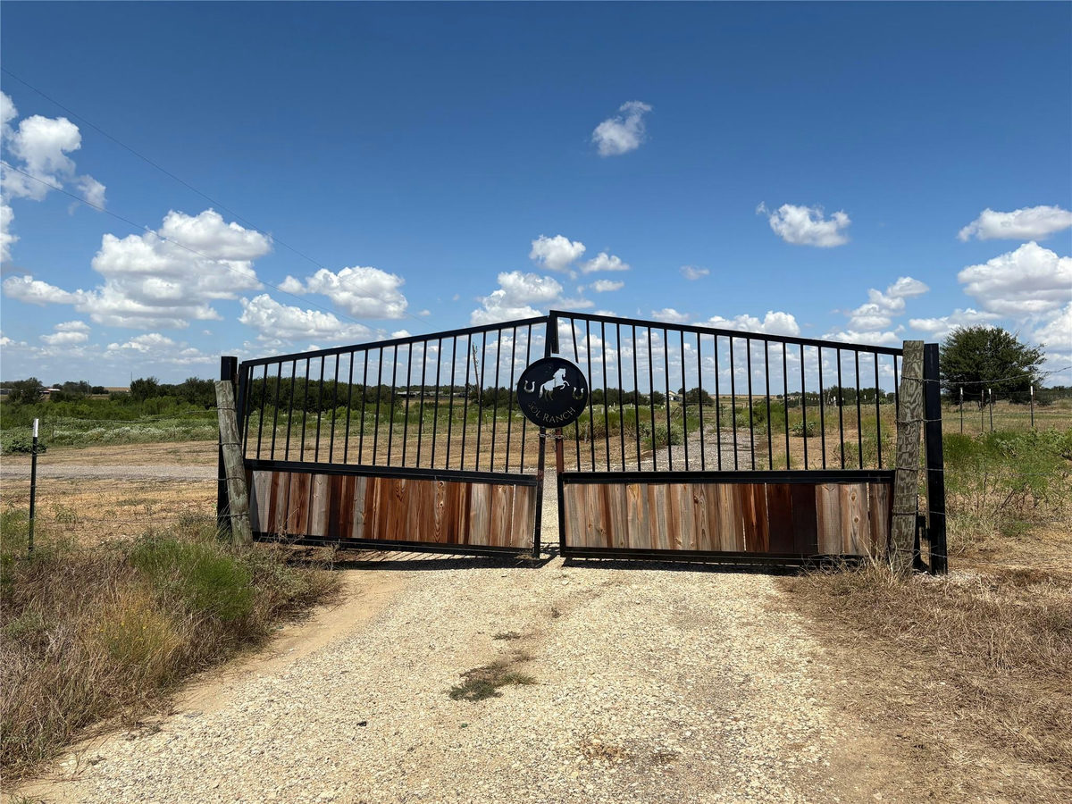 1701 County Road 466 — exterior