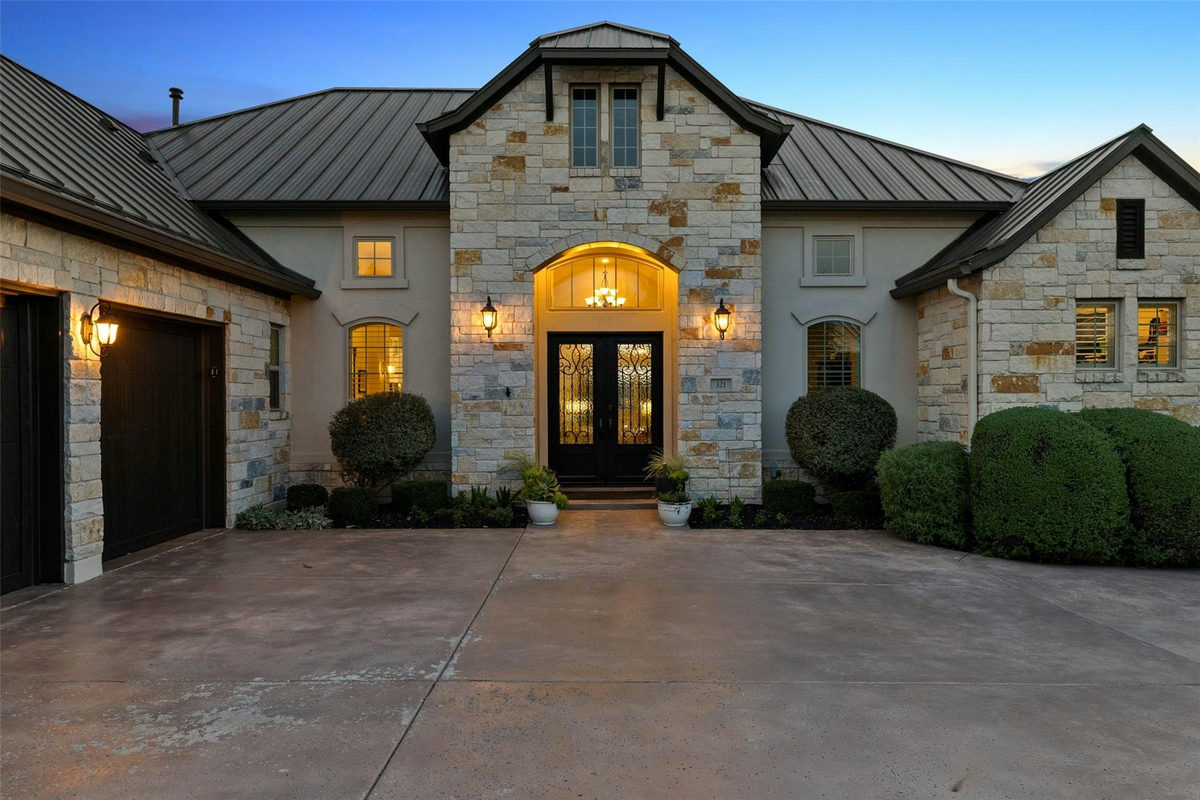 321 Bisset Ct — photo 2