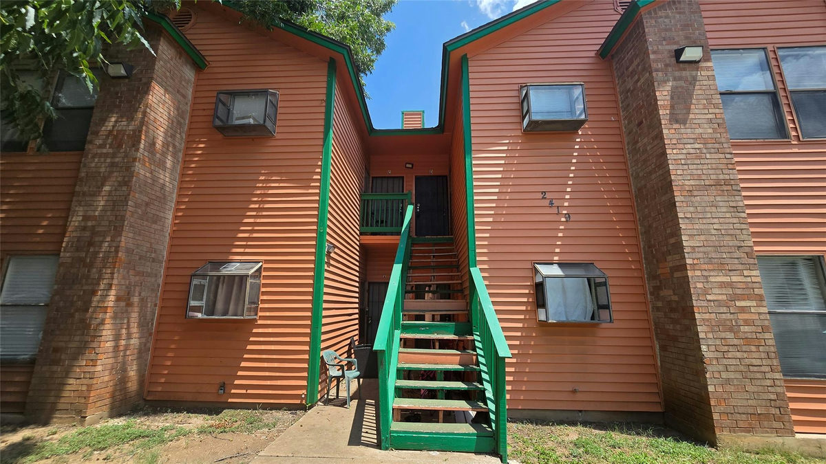 2419 W Slaughter Ln — photo 2