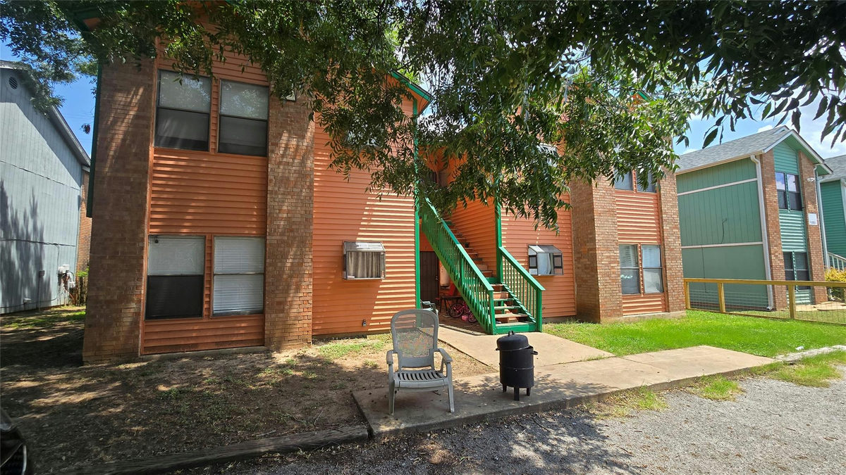 2419 W Slaughter Ln — exterior