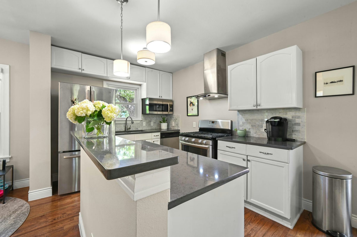 2111 W 12TH St — photo 3