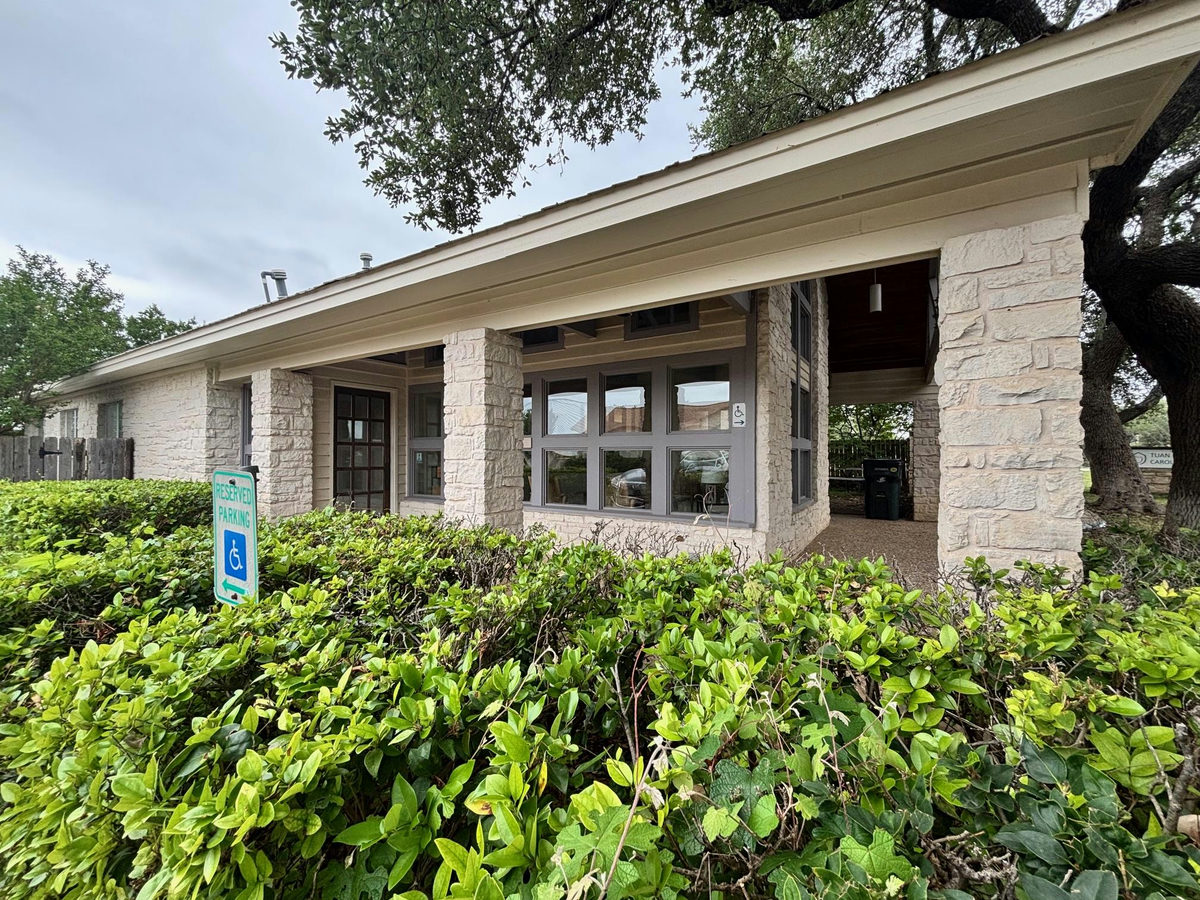 3737 Williams Dr — exterior