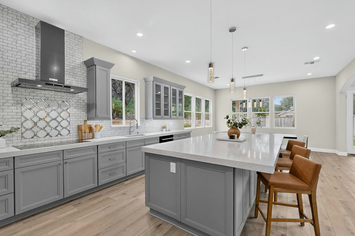 13201 Mansfield Dr — exterior