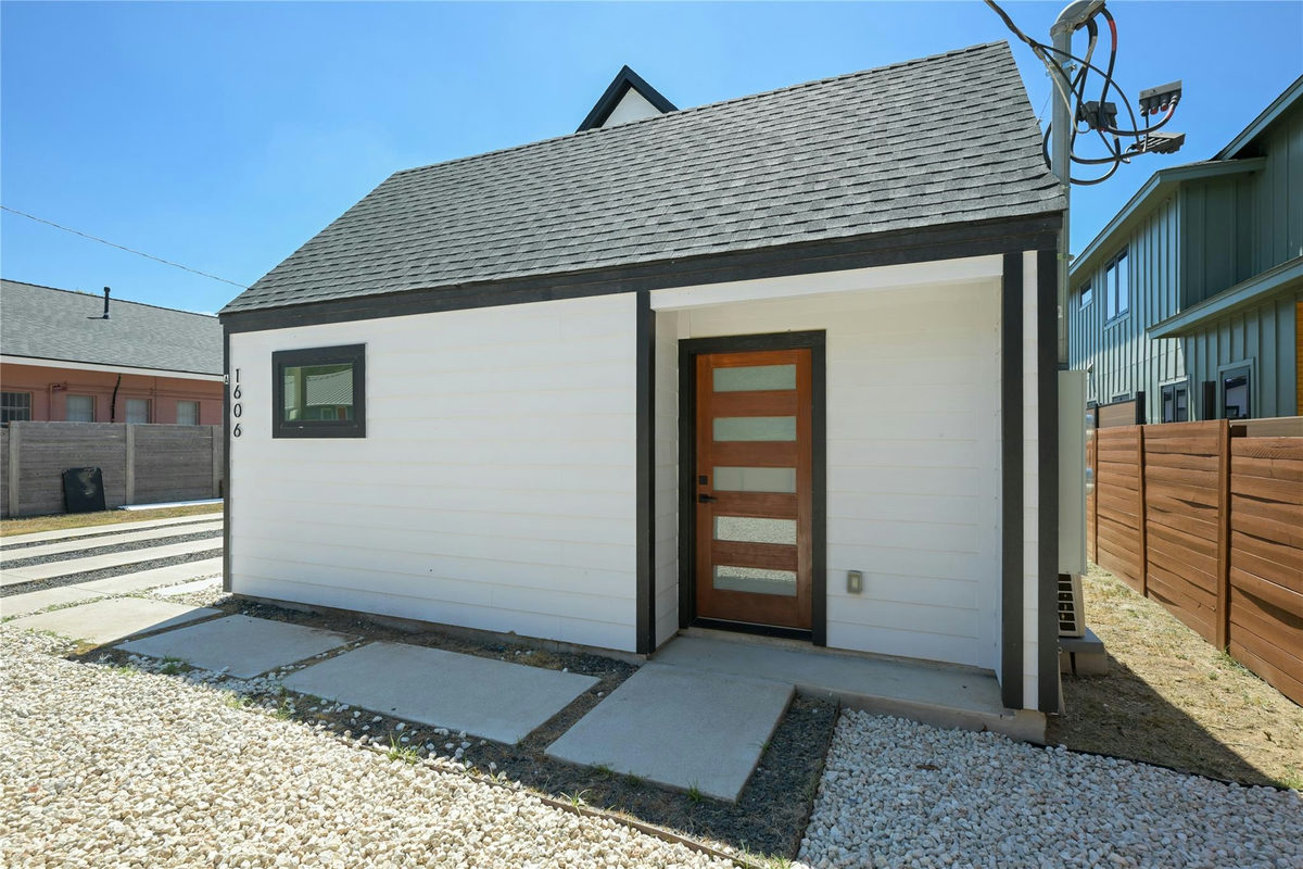 1606 Harvey St #1 — photo 2