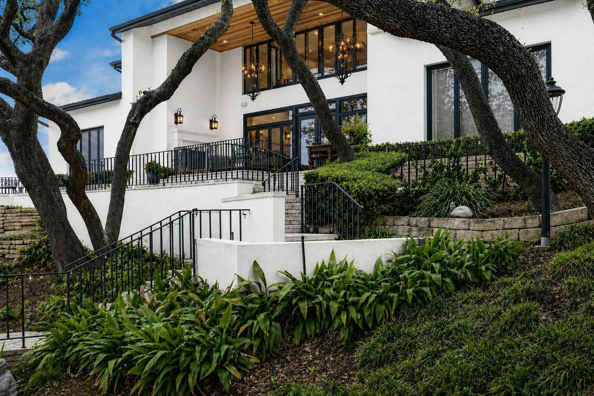 3418 Mount Bonnell Cir — photo 3