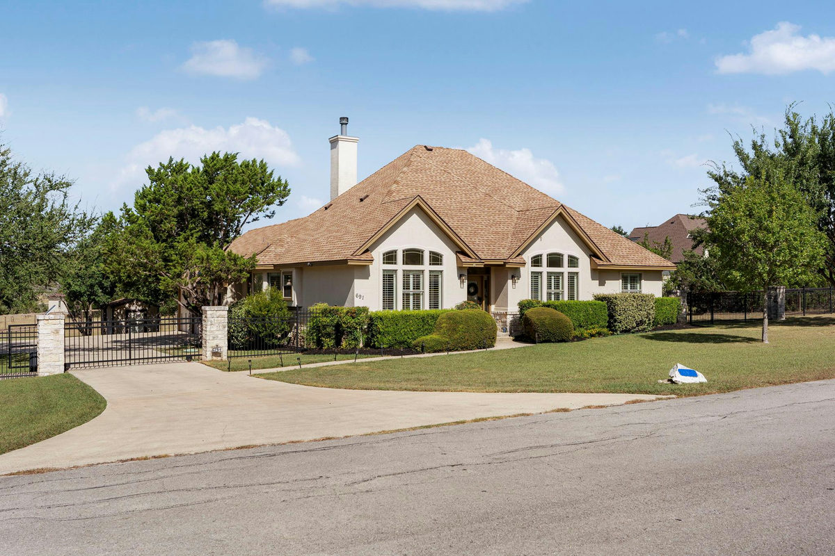 691 Broken Lance Dr — photo 2
