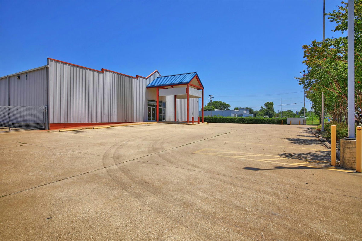 200 Commercial Dr — photo 4