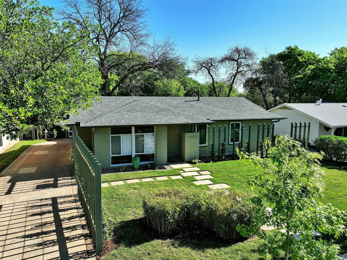 1302 Berkshire Dr — photo 3