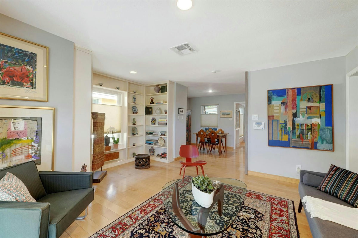 1302 Berkshire Dr — photo 2
