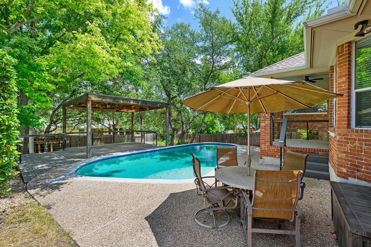 1309 Horseback Holw — exterior