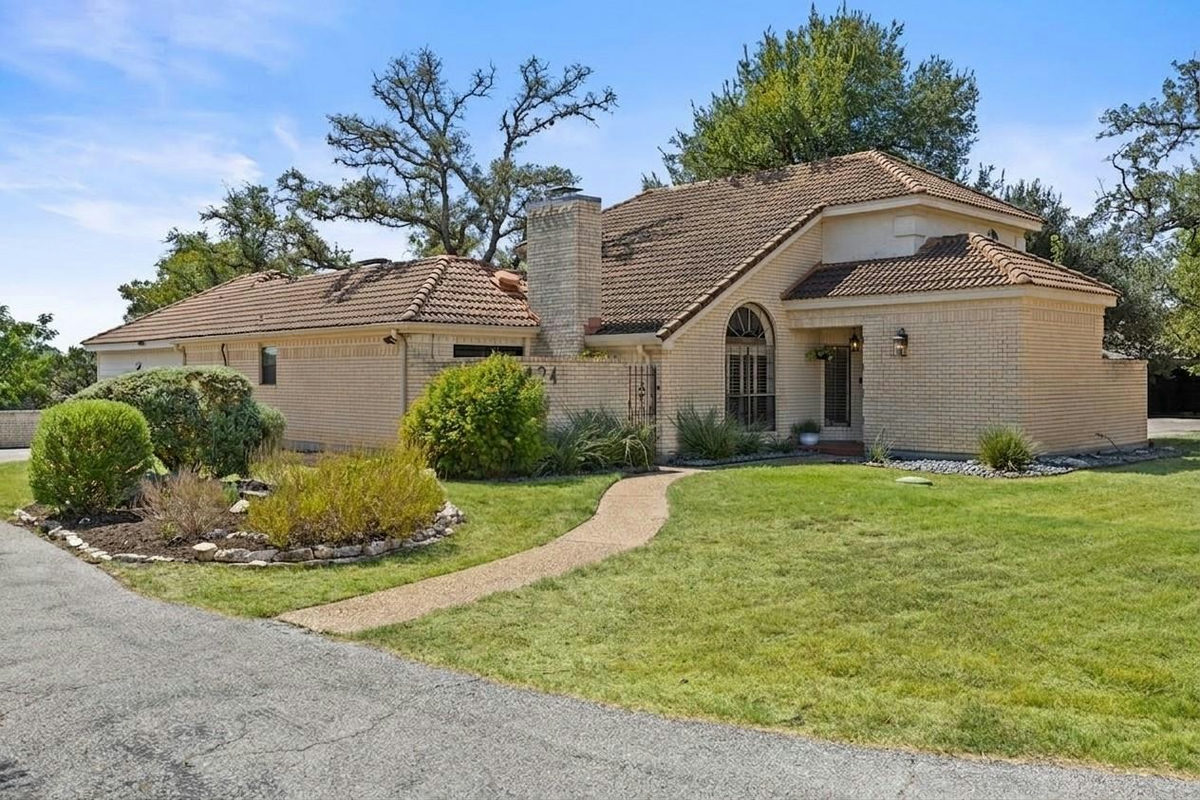 124 Lakeway Dr — photo 3