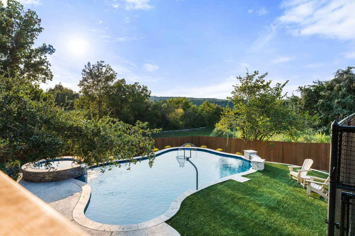 2204 Rimrock Dr — exterior