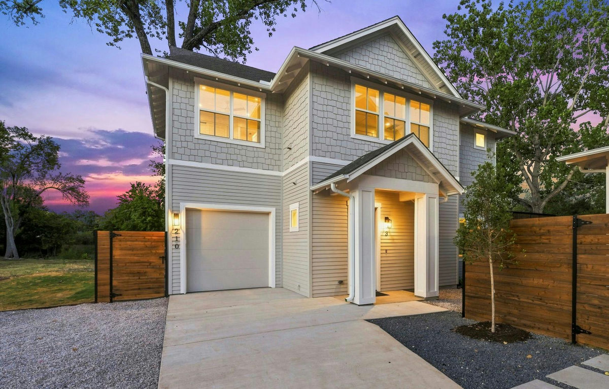 210 W Mockingbird Ln #3 — exterior