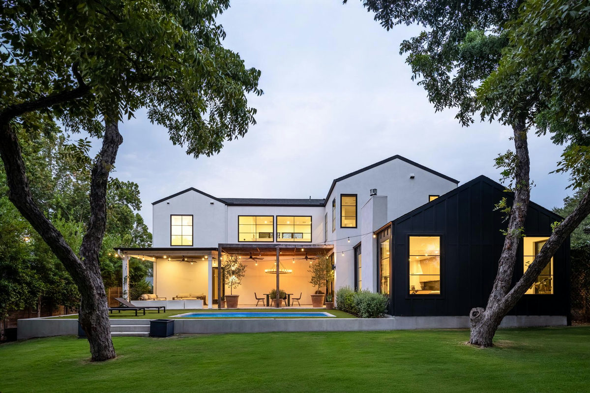 907 Karen — exterior