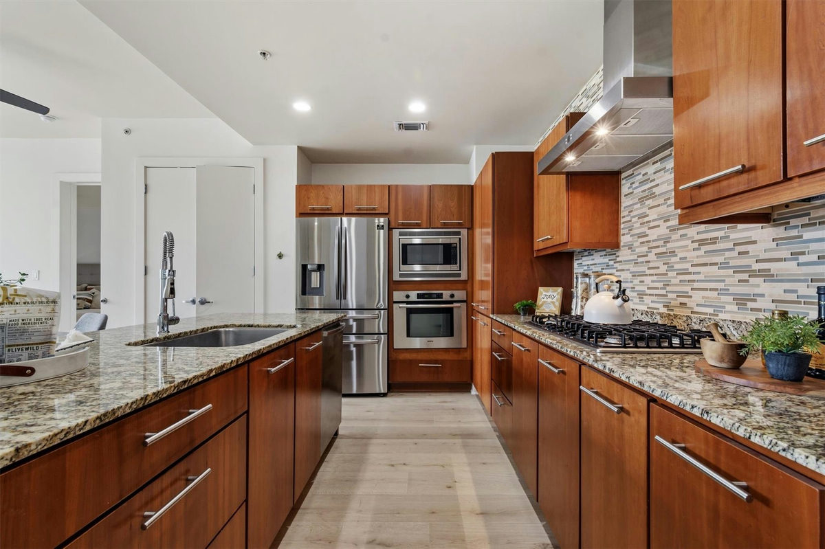 210 Lee Barton Dr #517 — exterior