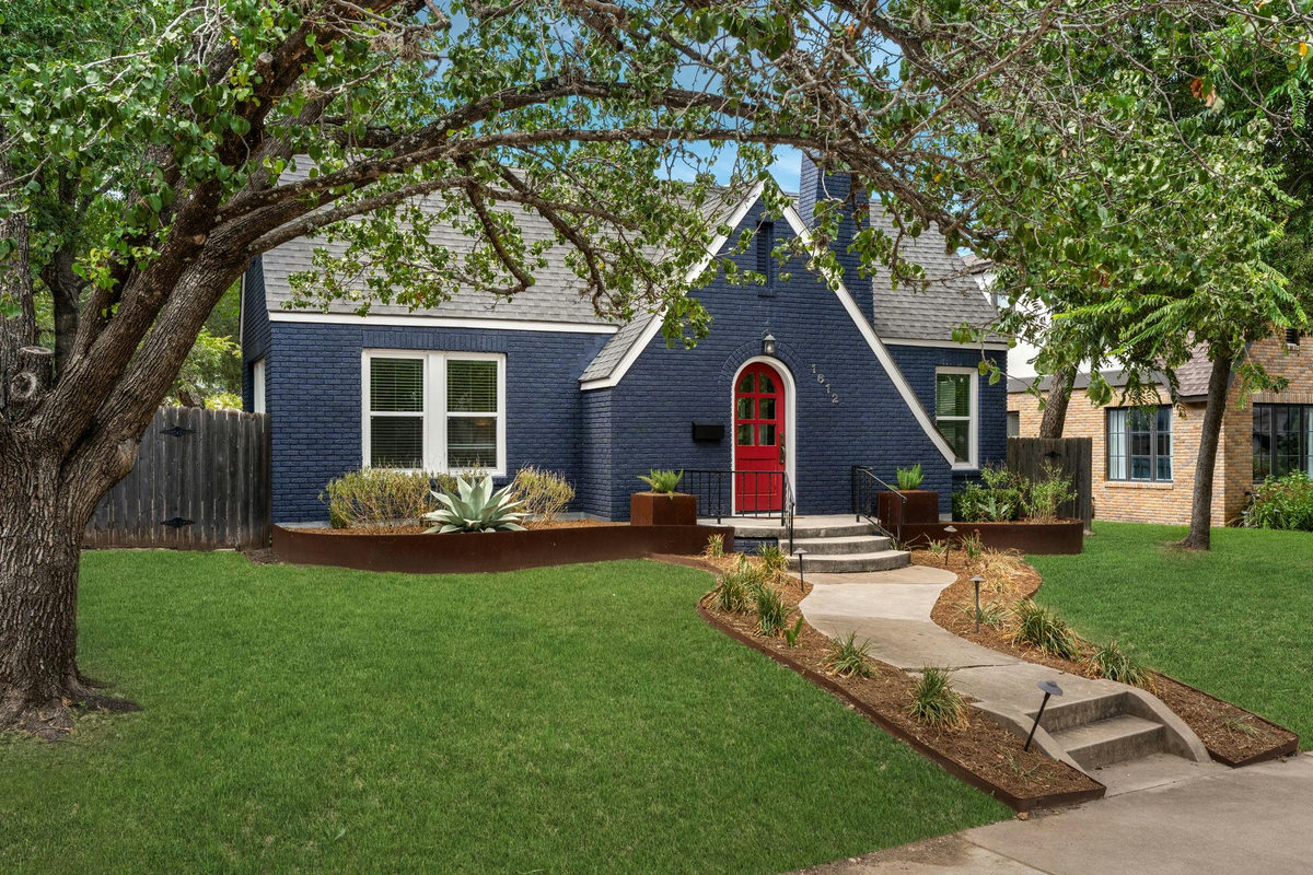 1612 Travis Heights Blvd — exterior