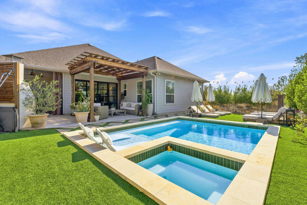 7904 Beacon Knob Way — exterior