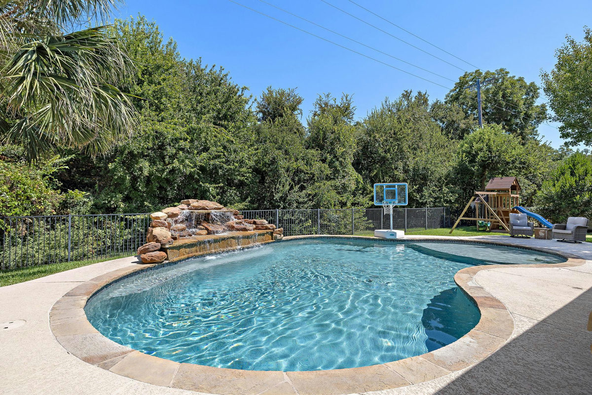 1515 Pinehurst Ln — exterior