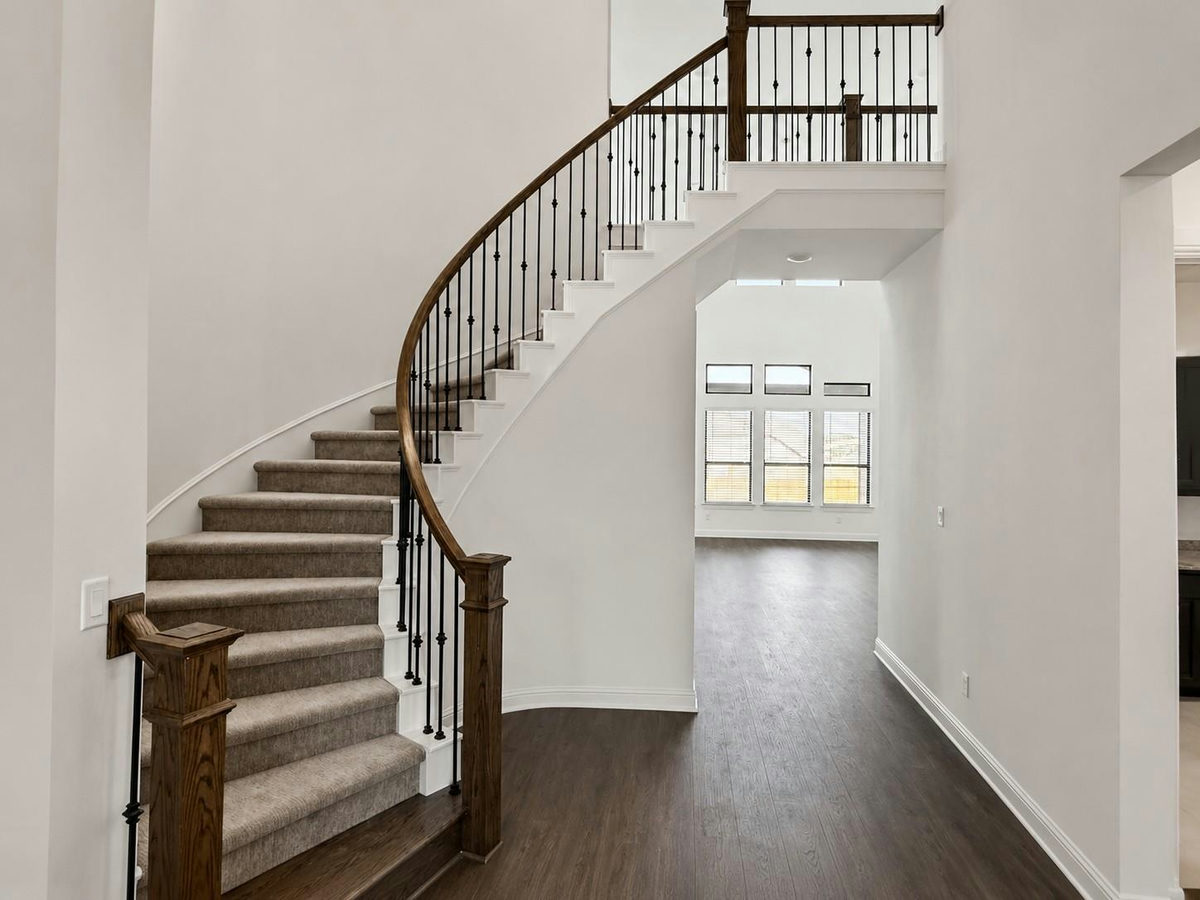201 Archway Ln — photo 2